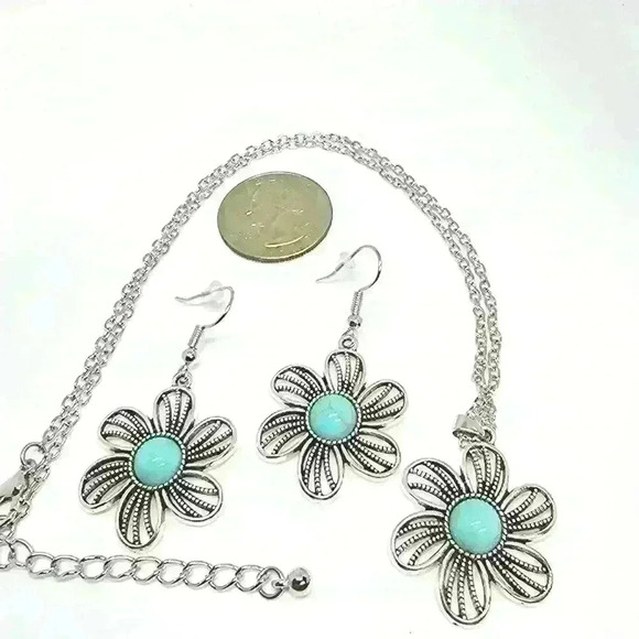 NWOT BEAUTIFUL FLOWER TURQUOISE NECKLACE AND EARRINGS SET - Picture 2 of 2